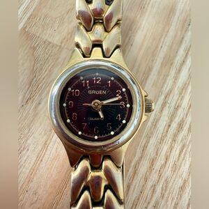 Gruen ladies black dial gold tone watch NEW BATTERY